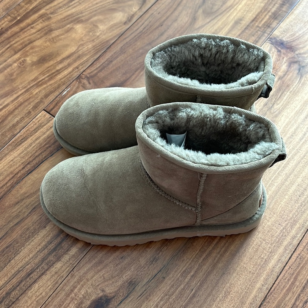 UGG classic mini II